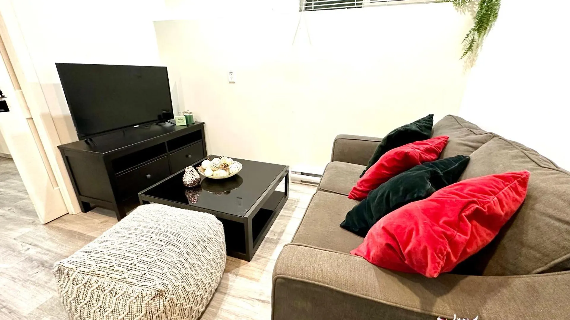Cozy & Bright Home With Parking Victoria Kanada