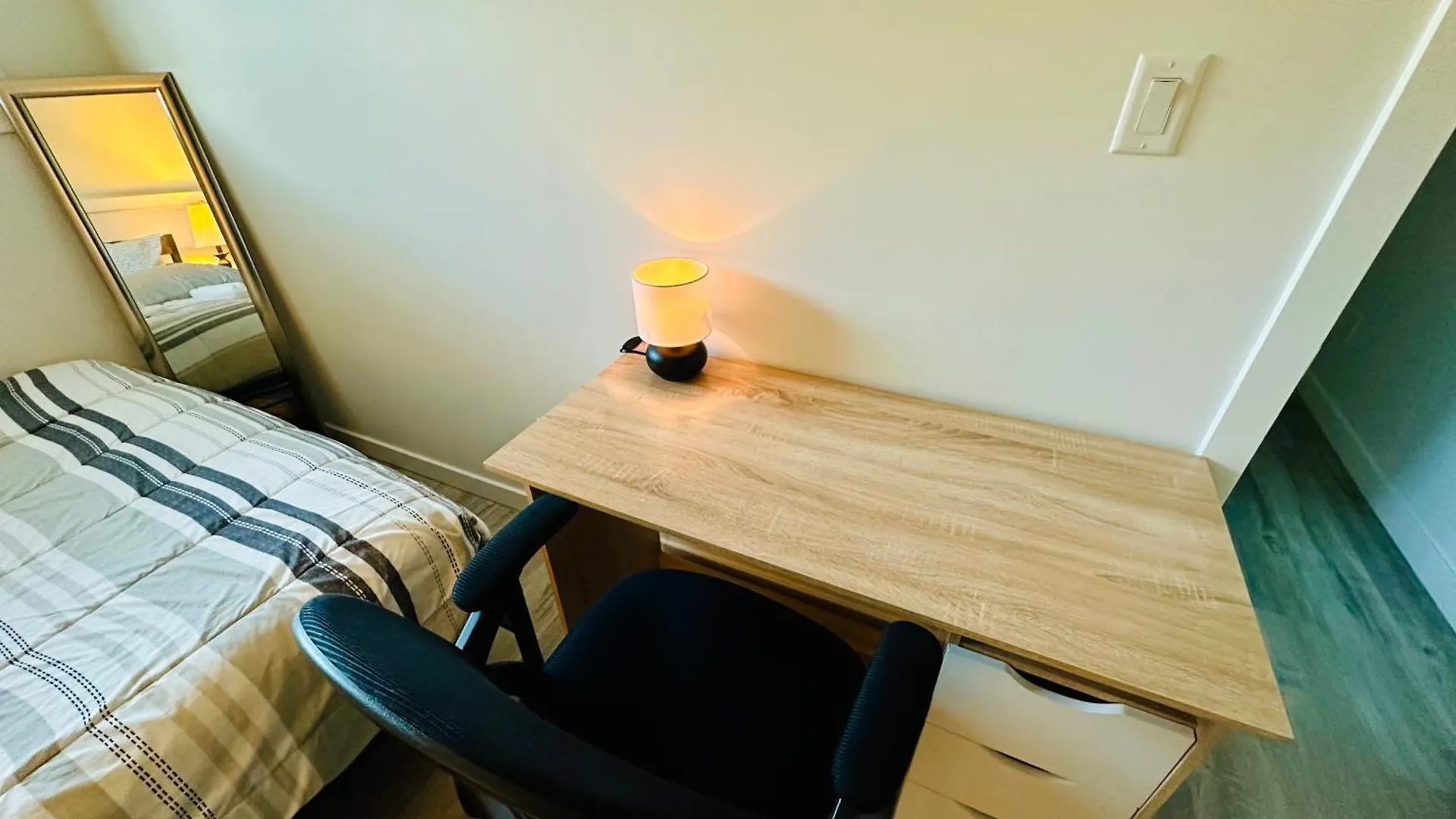 Cozy & Bright Home With Parking Victoria 0*,  Kanada